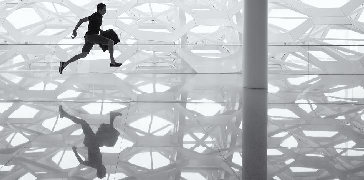 Hombre corriendo con un maletin De la agilidad organizacional a las soluciones 3D: las claves de la nueva década en el retail